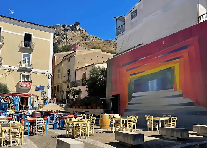 Charming 3-story With Full Kitchen, 3 Baths And Minutes To The * Amantea