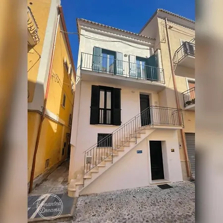 Vakantiehuis Charming 3-story With Full Kitchen, 3 Baths And Minutes To The Amantea