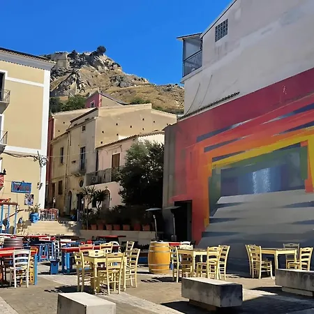 Charming 3-story With Full Kitchen, 3 Baths And Minutes To The * Amantea