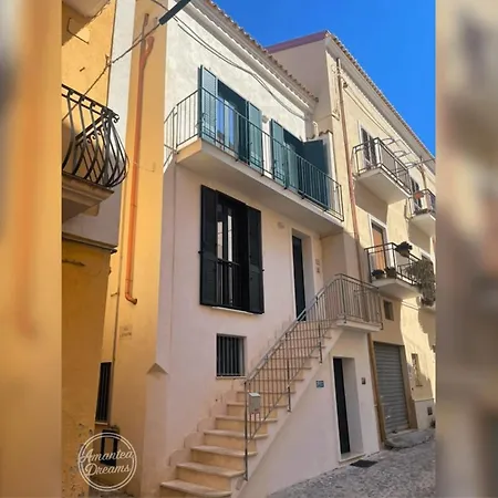 Vakantiehuis Charming 3-story With Full Kitchen, 3 Baths And Minutes To The Amantea