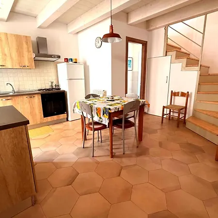 Charming 3-story With Full Kitchen, 3 Baths And Minutes To The * Amantea
