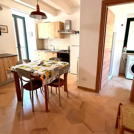 Charming 3-story With Full Kitchen, 3 Baths And Minutes To The