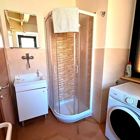 Vakantiehuis Charming 3-story With Full Kitchen, 3 Baths And Minutes To The Amantea