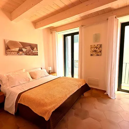 Charming 3-story With Full Kitchen, 3 Baths And Minutes To The Amantea