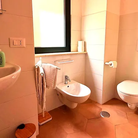 Vakantiehuis Charming 3-story With Full Kitchen, 3 Baths And Minutes To The Amantea