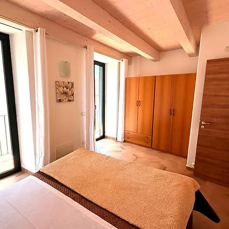Charming 3-story With Full Kitchen, 3 Baths And Minutes To The Amantea
