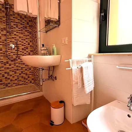 Vakantiehuis Charming 3-story With Full Kitchen, 3 Baths And Minutes To The Amantea