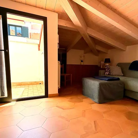 Charming 3-story With Full Kitchen, 3 Baths And Minutes To The *