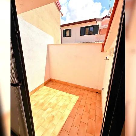 Charming 3-story With Full Kitchen, 3 Baths And Minutes To The Amantea